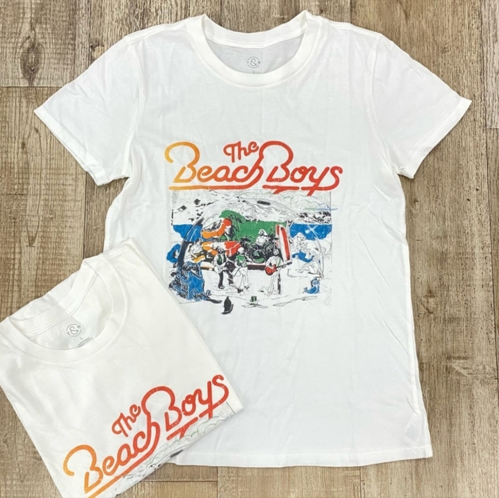 NWOT The Beach Boys Graphic Band Tee in size Large
